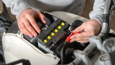 Un homme qui fait l'entretien de la batterie de sa moto